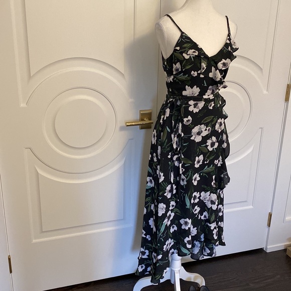 New BEBE floral wrap dress with pockets - Picture 3 of 5
